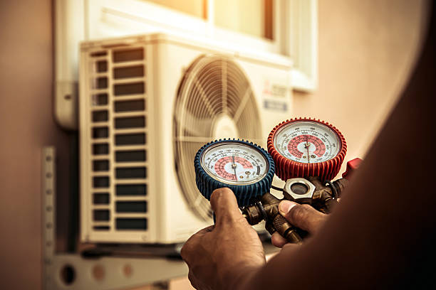 Professional Hvac technician working in Hampton, FL
